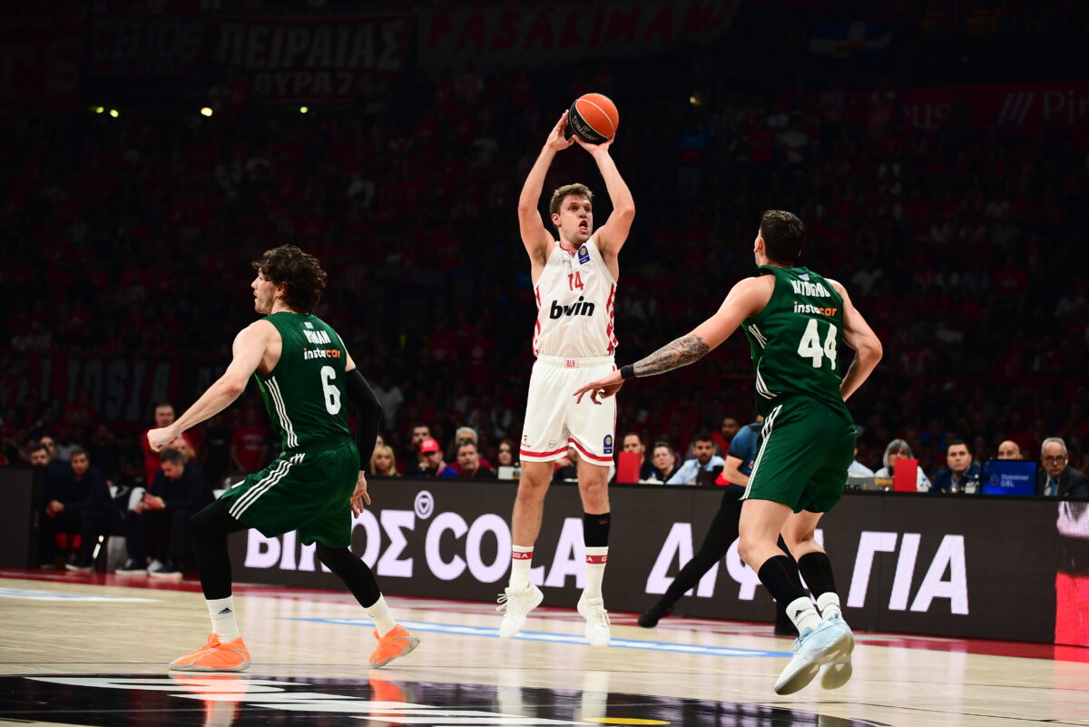 Ολυμπιακός – Παναθηναϊκός 82-76 Τελικό: Νικητές οι Πειραιώτες μετά από μεγάλο ντέρμπι στον πρώτο τελικό της GBL