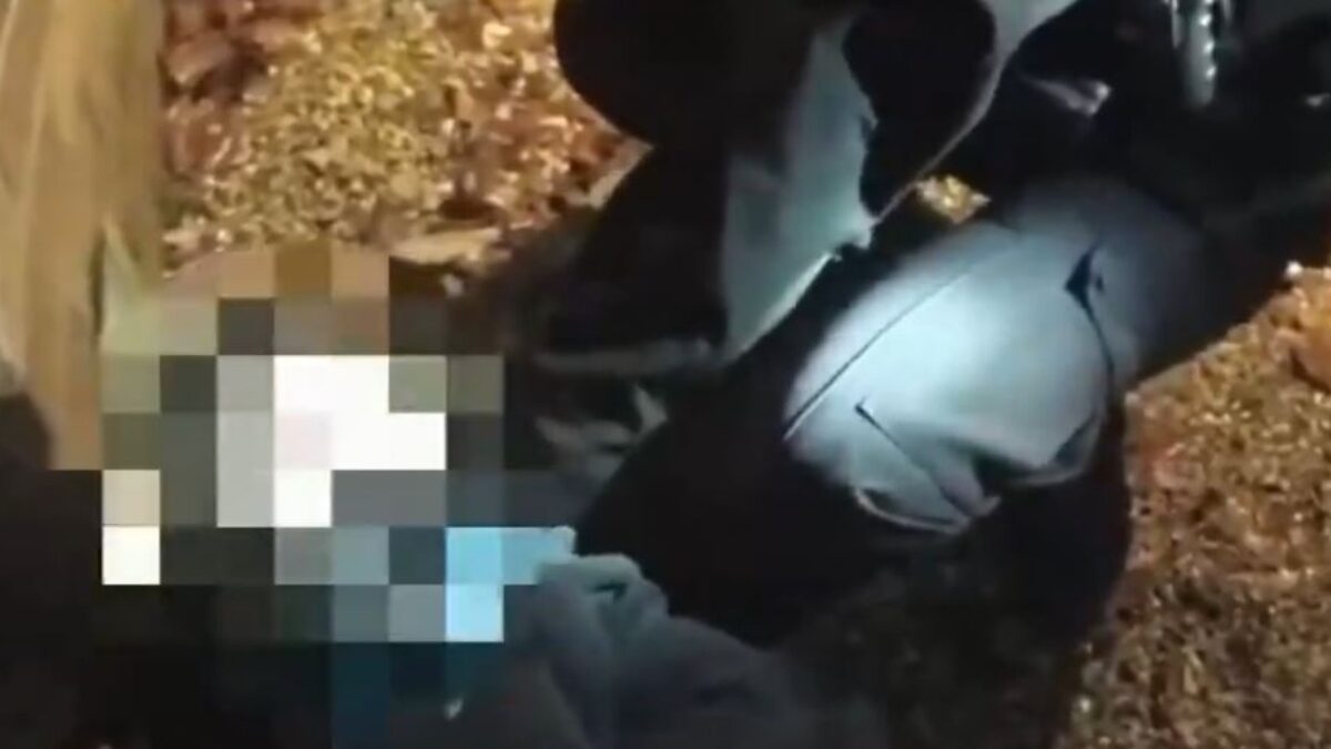 Βρετανία αστυνομικοί συλλαμβάνουν θύμα που πέθαινε