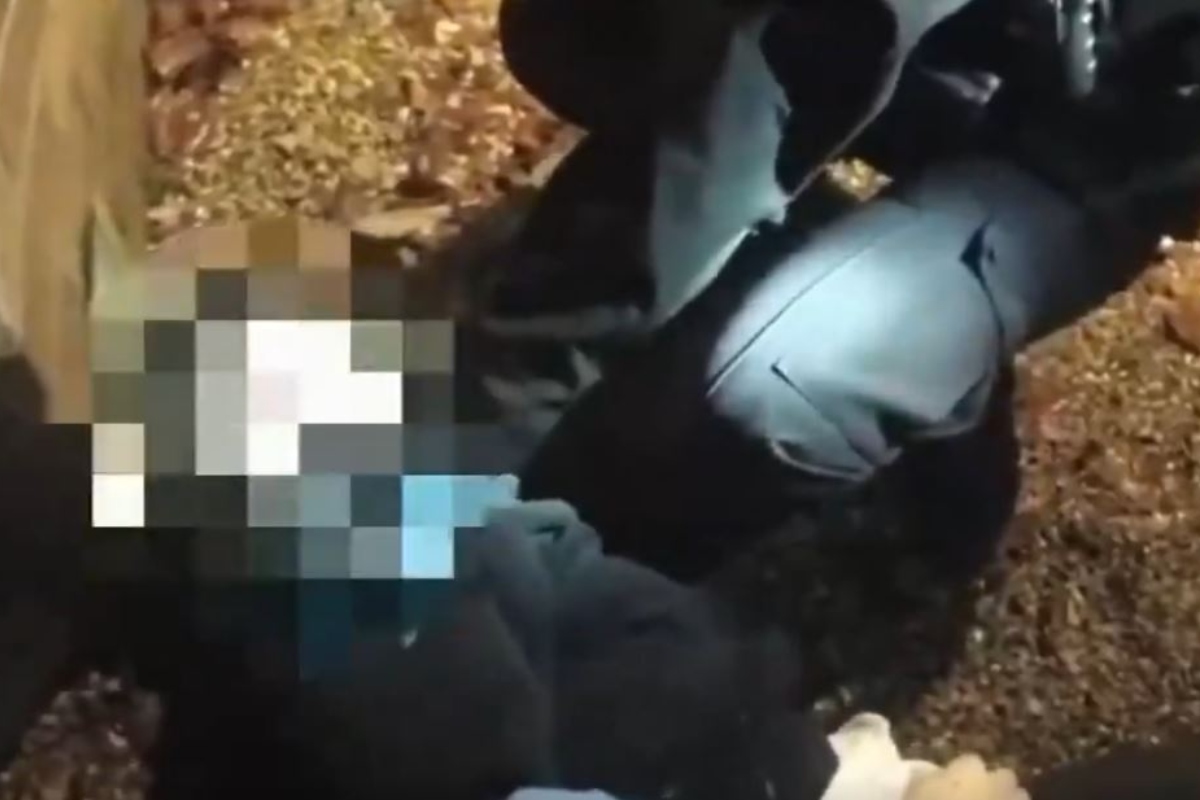 Βρετανία αστυνομικοί συλλαμβάνουν θύμα που πέθαινε