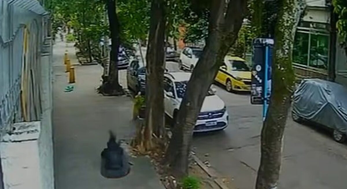 Το καπάκι αναποδογύρισε και η γυναίκα εγκλωβίστηκε στον υπόνομο
