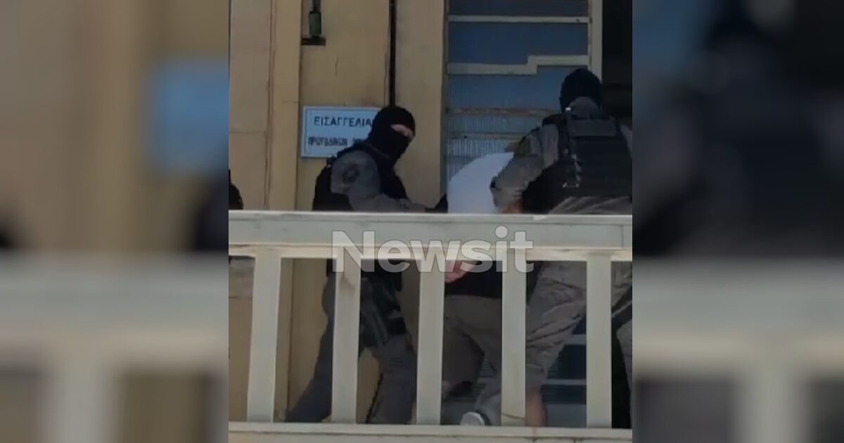 Εξαφάνιση Σταυρούλας Λεβεντάκη: Στην 45χρονη ανήκουν οι κηλίδες αίματος που βρέθηκαν στο σπίτι – Η στιγμή που ο Σκοπιανός οδηγείται στον εισαγγελέα
