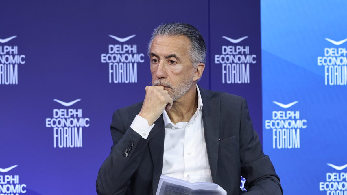Δεύτερη ημέρα εργασιών του 11ου Οικονομικού Φόρουμ των Δελφών, Παρασκευή 24 Απριλίου 2026. Η φετινή διοργάνωση με κεντρικό τίτλο "The Shock of the New" (Το Σοκ του Νέου), έφερε στο επίκεντρο τη νέα πραγματικότητα που διαμορφώνουν οι ραγδαίες εξελίξεις των τελευταίων ετών, από τις πολεμικές συγκρούσεις σε Ιράν και Ουκρανία και τις νέες γεωπολιτικές ισορροπίες που διαμορφώνονται, έως τις ενεργειακές προκλήσεις και τις ριζικές αλλαγές που επιφέρει στην οικονομία, στις επιχειρήσεις και στην κοινωνία η επέλαση της Τεχνητής Νοημοσύνης.