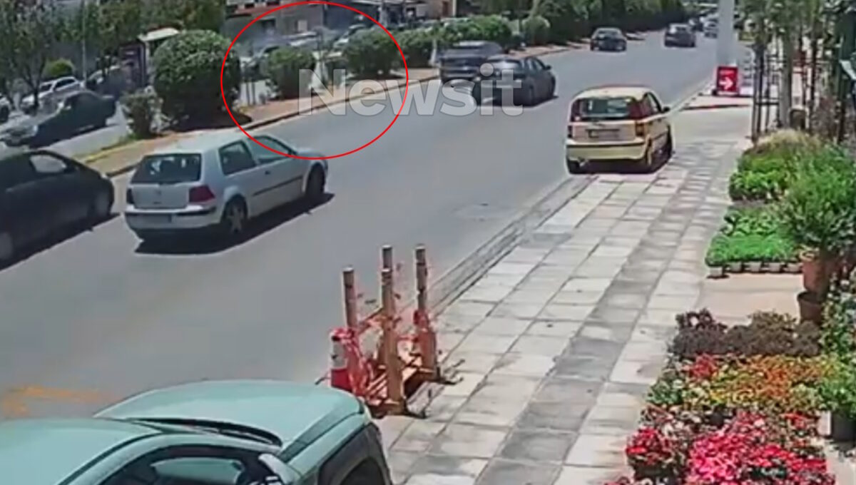 Η στιγμή που ο 55χρονος πέφτει με το αυτοκίνητό του πάνω στα οχήματα