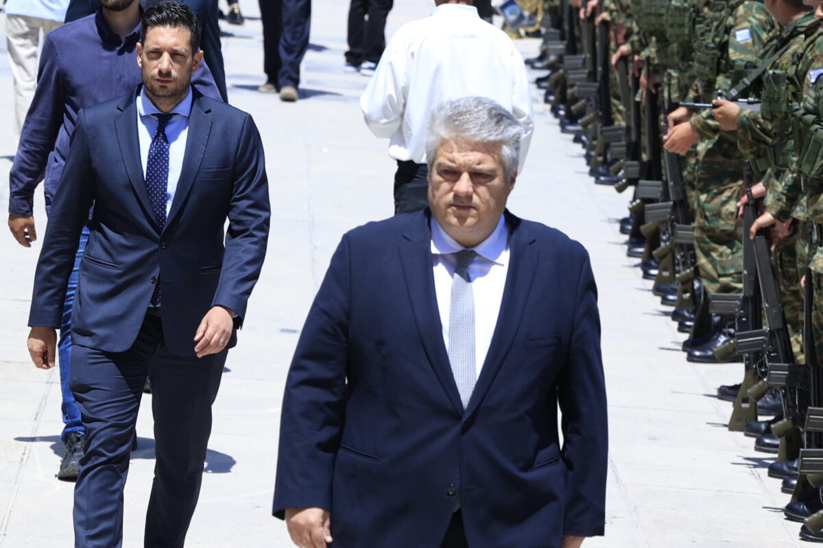 Ο βοιυλευτής της ΝΔ, Μίλτος Χρυσομάλλης, και πίσω του ο αναπληρωτής υπουργός Μεταφορών, Κωνσταντίνος Κυρανάκης