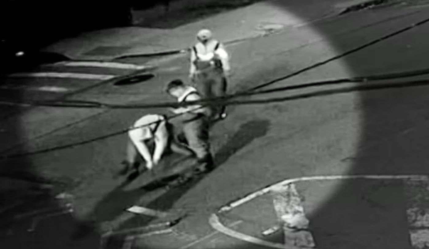 Ομάδα ατόμων που μπαινοβγαίνει από τους υπονόμους τη νύχτα στη Νέα Υόρκη