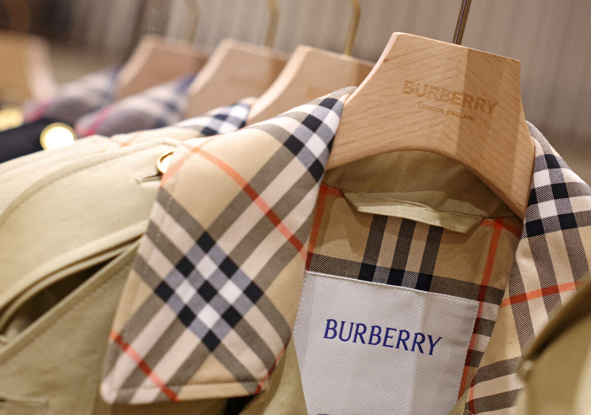 Burberry: Ο πόλεμος με το Ιράν πλήττει τον τουρισμό και τις πωλήσεις στην Ευρώπη