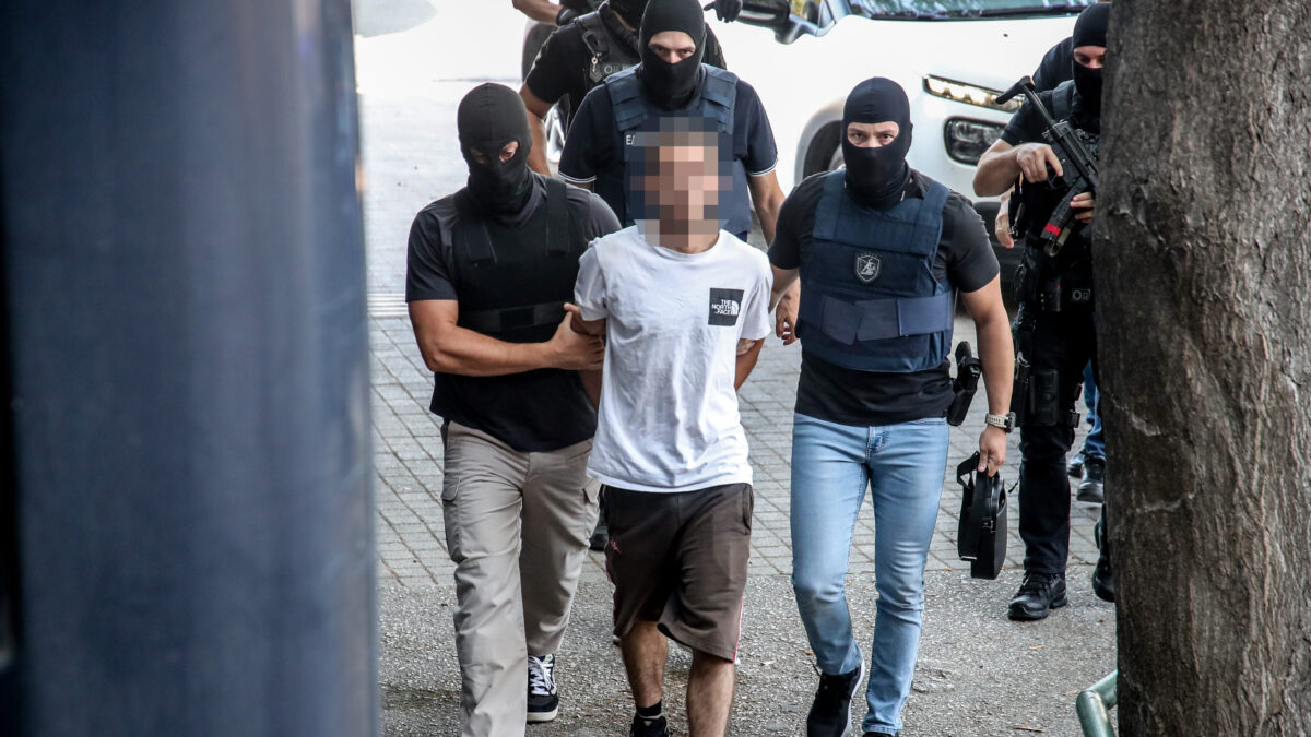 Στα δικαστήρια οδηγείται σήμερα ο 27χρονος (τέταρτος) συλληφθής για την εμπρηστική επίθεση στο σπίτι της οικογένειας Νέστορα στην Θεσσαλονίκη. Δευτέρα 20 Ιουλίου 2026