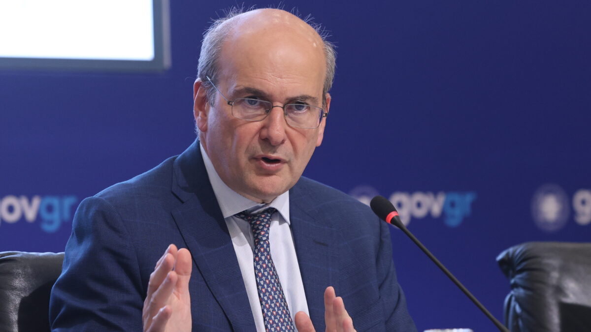 Ο Αντιπρόεδρος της Κυβέρνησης Κωστής Χατζηδάκης ο Υπουργός Ψηφιακής Διακυβέρνησης Δημήτρης Παπαστεργίου και η Υφυπουργός Εσωτερικών Βιβή Χαραλαμπογιάννη παρουσιάζουν την πλατφόρμα "Ψηφιακή ενημέρωση των πολιτών για την πορεία της αίτησης τους στο Δημόσιο" Πέμπτη 4 Ιουνίου 2026