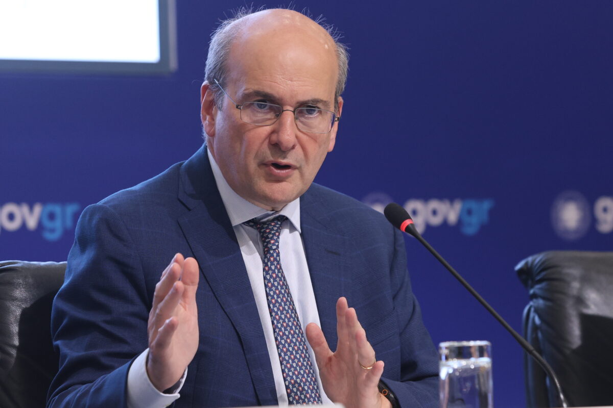 Ο Αντιπρόεδρος της Κυβέρνησης Κωστής Χατζηδάκης ο Υπουργός Ψηφιακής Διακυβέρνησης Δημήτρης Παπαστεργίου και η Υφυπουργός Εσωτερικών Βιβή Χαραλαμπογιάννη παρουσιάζουν την πλατφόρμα "Ψηφιακή ενημέρωση των πολιτών για την πορεία της αίτησης τους στο Δημόσιο" Πέμπτη 4 Ιουνίου 2026