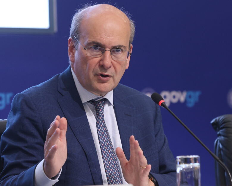 Ο Αντιπρόεδρος της Κυβέρνησης Κωστής Χατζηδάκης ο Υπουργός Ψηφιακής Διακυβέρνησης Δημήτρης Παπαστεργίου και η Υφυπουργός Εσωτερικών Βιβή Χαραλαμπογιάννη παρουσιάζουν την πλατφόρμα "Ψηφιακή ενημέρωση των πολιτών για την πορεία της αίτησης τους στο Δημόσιο" Πέμπτη 4 Ιουνίου 2026
