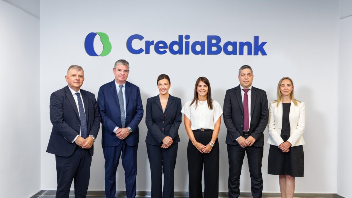 Κωνσταντίνος Χριστοδούλου, Chief Corporate Banking Officer CrediaBank – Γιάννης Τσακίρης, Αντιπρόεδρος της ΕΤΕπ – Ελένη Βρεττού, CEO CrediaBank – Ειρήνη Μποτονάκη, Global Relationship Manager, Banking Sector, Greece & Cyprus Financial Institutions Department της ΕΤΕπ - Μιχάλης Ορφανάκος, Senior Director Corporate Banking Middle Office CrediaBank – Μαριάννα Ναθαναήλ, Επικεφαλής του Γραφείου της Αθήνας της ΕΤΕπ