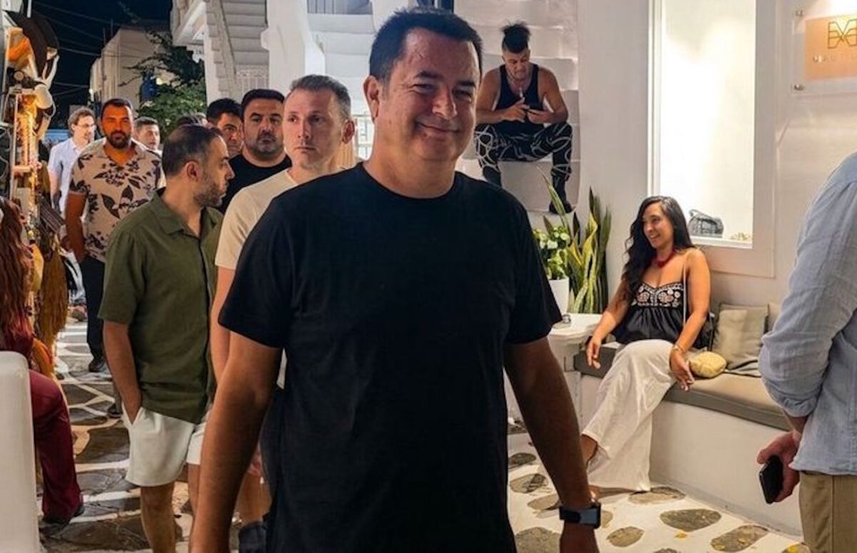 Ο Ατζούν Ιλιτζαλί κάνει διακοπές στη Μύκονο - Βίντεο από βραδινή του έξοδο στα Ματογιάννια