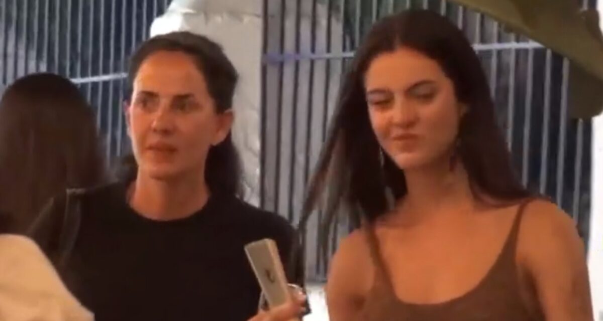 Εύη Αδάμ: Με την κόρη της, Δανάη Λιβιεράτου στα σοκάκια της Μυκόνου