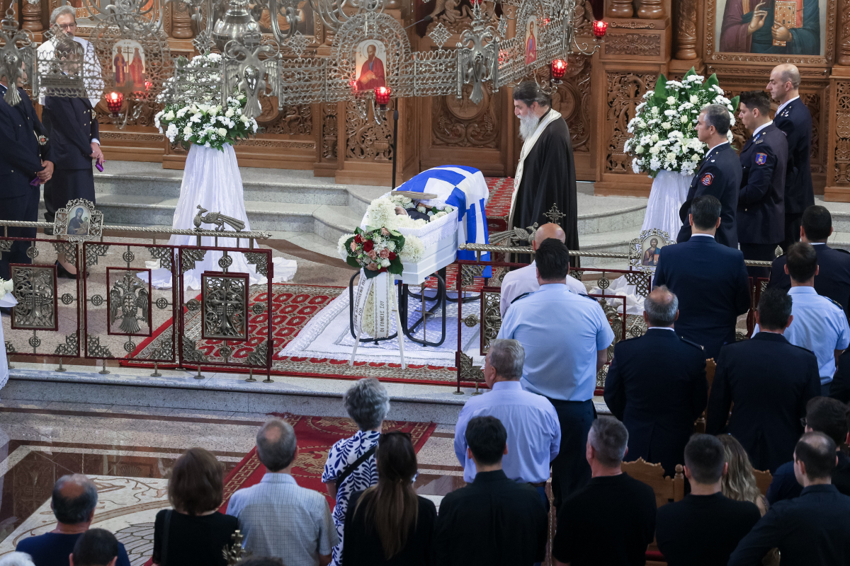 Κωνσταντίνος Λαιμοδέτης: Θρήνος στην κηδεία του 27χρονου Ανθυποπυραγού που έχασε τη ζωή του στο Γύθειο