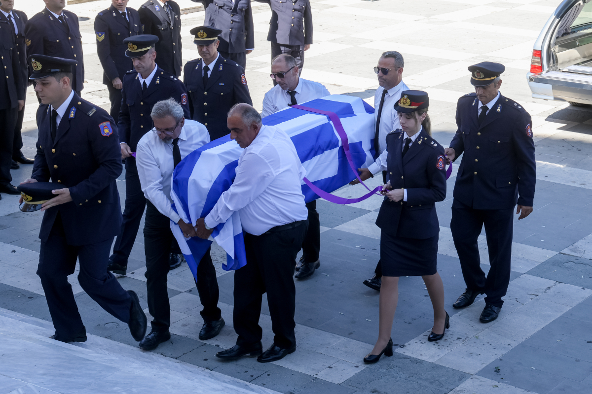 Η κηδεία του 27χρονου πυροσβέστη στο Αγρίνιο