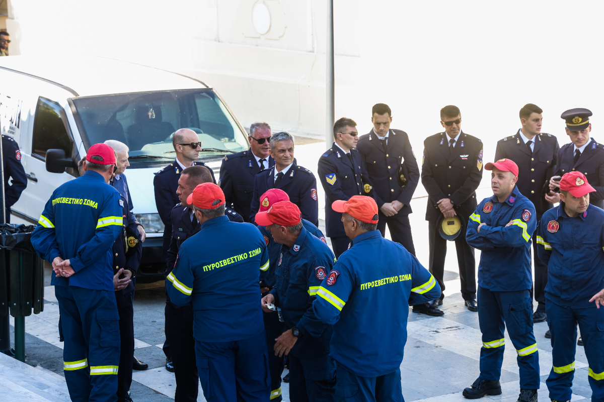 Η κηδεία του 27χρονου πυροσβέστη στο Αγρίνιο