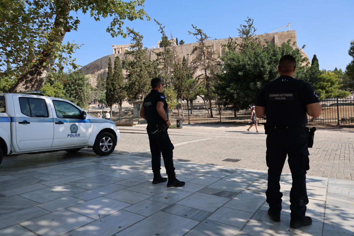 Επίθεση με μαχαίρι στην Ακρόπολη: «Ακουσα ουρλιαχτά και είδα τη γυναίκα μαχαιρωμένη να αιμορραγεί», λέει αυτόπτης μάρτυρας
