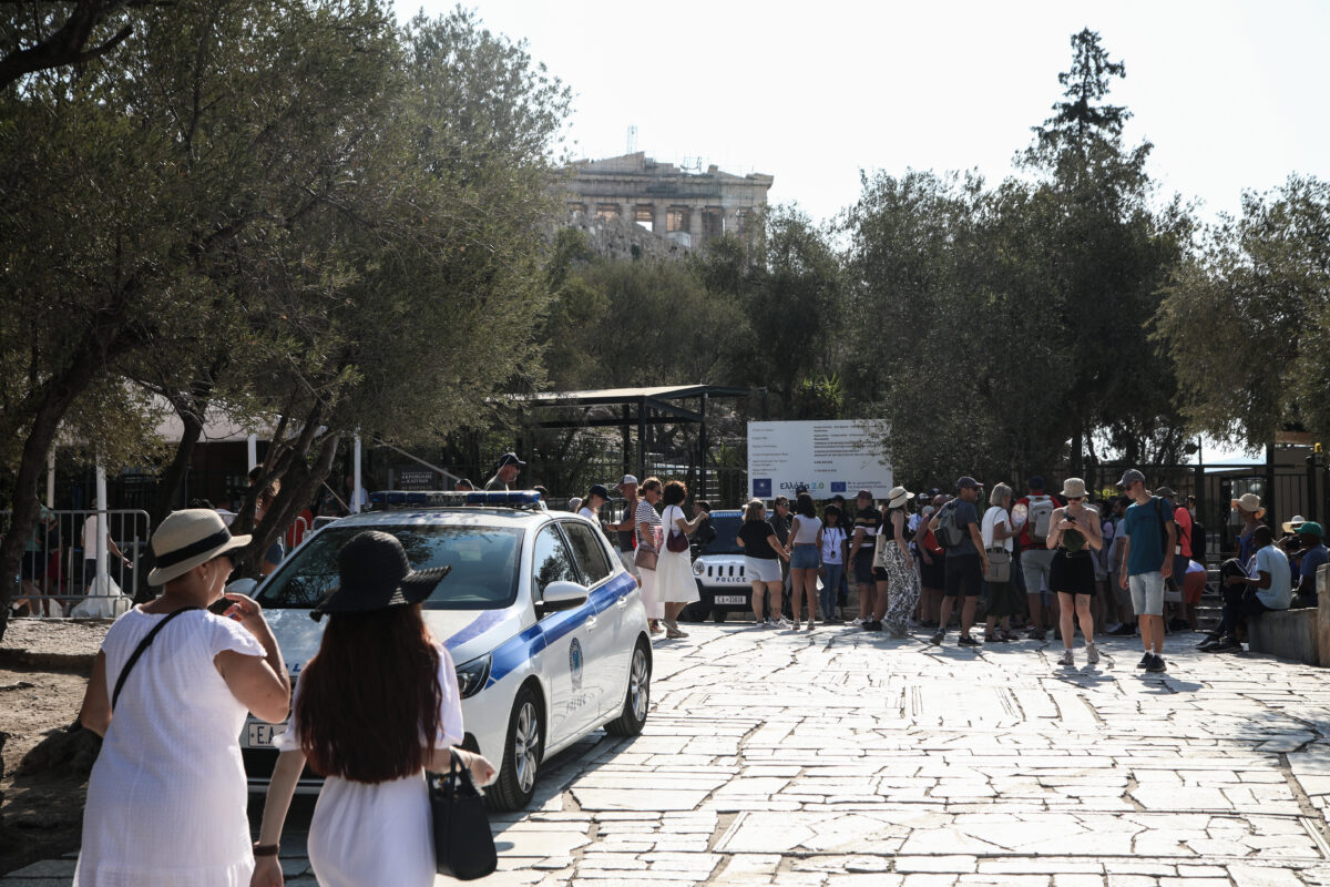 Τουρίστες στην είσοδο του αρχαιολογικού χώρου της Ακρόπολης