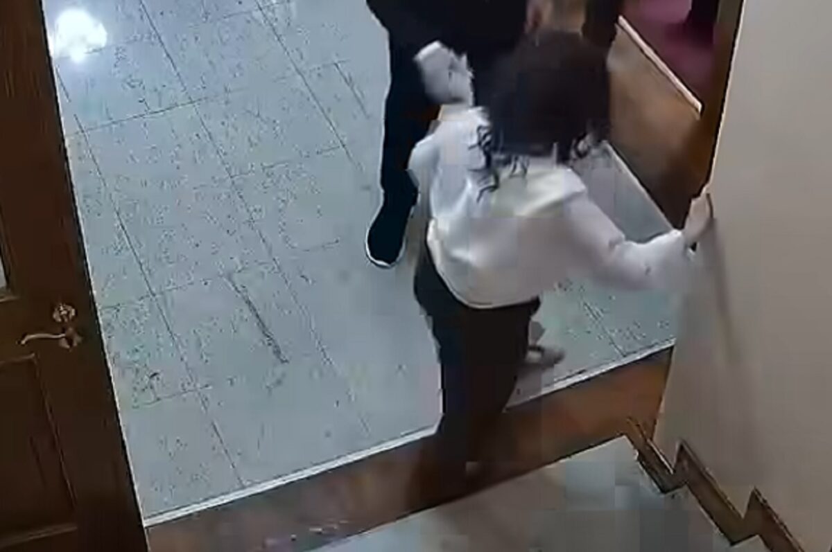 Αλβανία: Βουλευτής άρπαξε απόρρητο έγγραφο και άρχισε να τρέχει - Τον κυνήγησε υπάλληλος και έπεσε από τις σκάλες