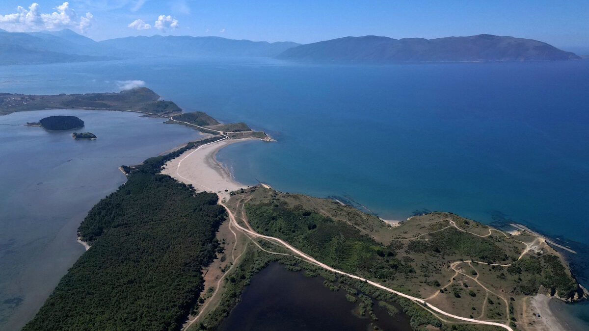 Πανοραμική άποψη της περιοχής στην Αλβανία όπου σχεδιάζει να κατασκευάσει πολυτελές θέρετρο ο γαμπρός του Τραμπ, Τζάρεντ Κούσνερ