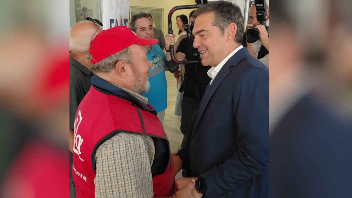 Η στιγμή που ο Αλέξης Τσίπρας αγοράζει το περιοδικό «Σχεδία»