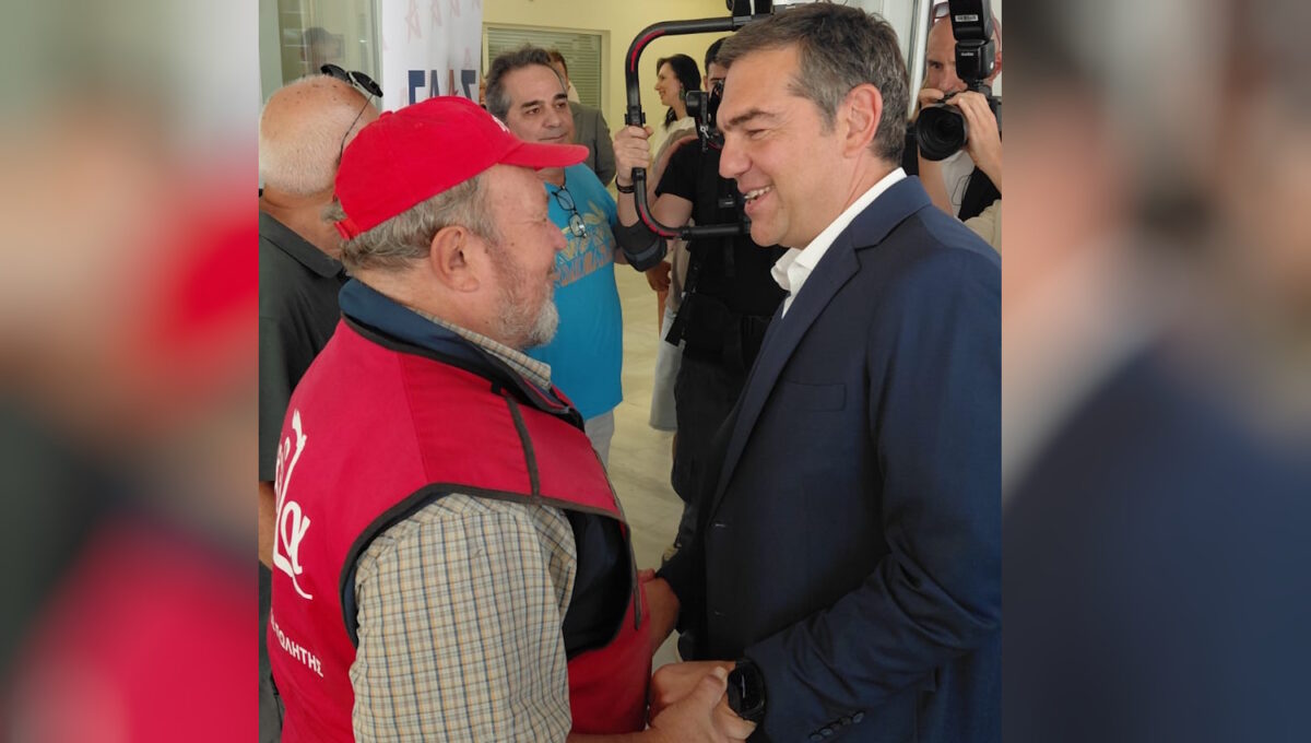 O Αλέξης Τσίπρας αγόρασε περιοδικό «Σχεδία» στο Σεράφειο: Οι ευχές του πωλητή για τα γενέθλιά του