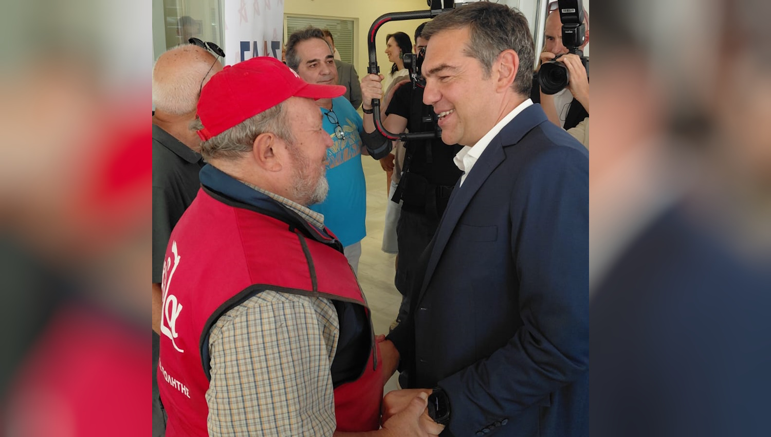 O Αλέξης Τσίπρας αγόρασε περιοδικό «Σχεδία» στο Σεράφειο: Οι ευχές του πωλητή για τα γενέθλιά του