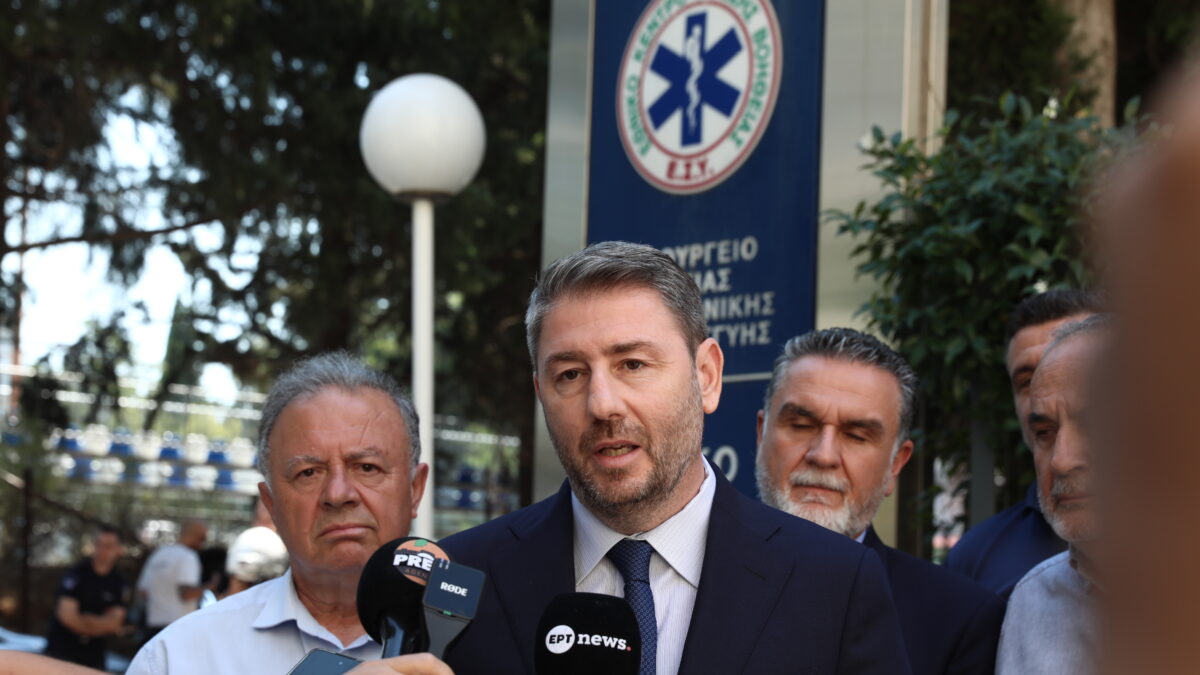 Ανδρουλάκης, επίσκεψη στα κεντρικά του ΕΚΑΒ