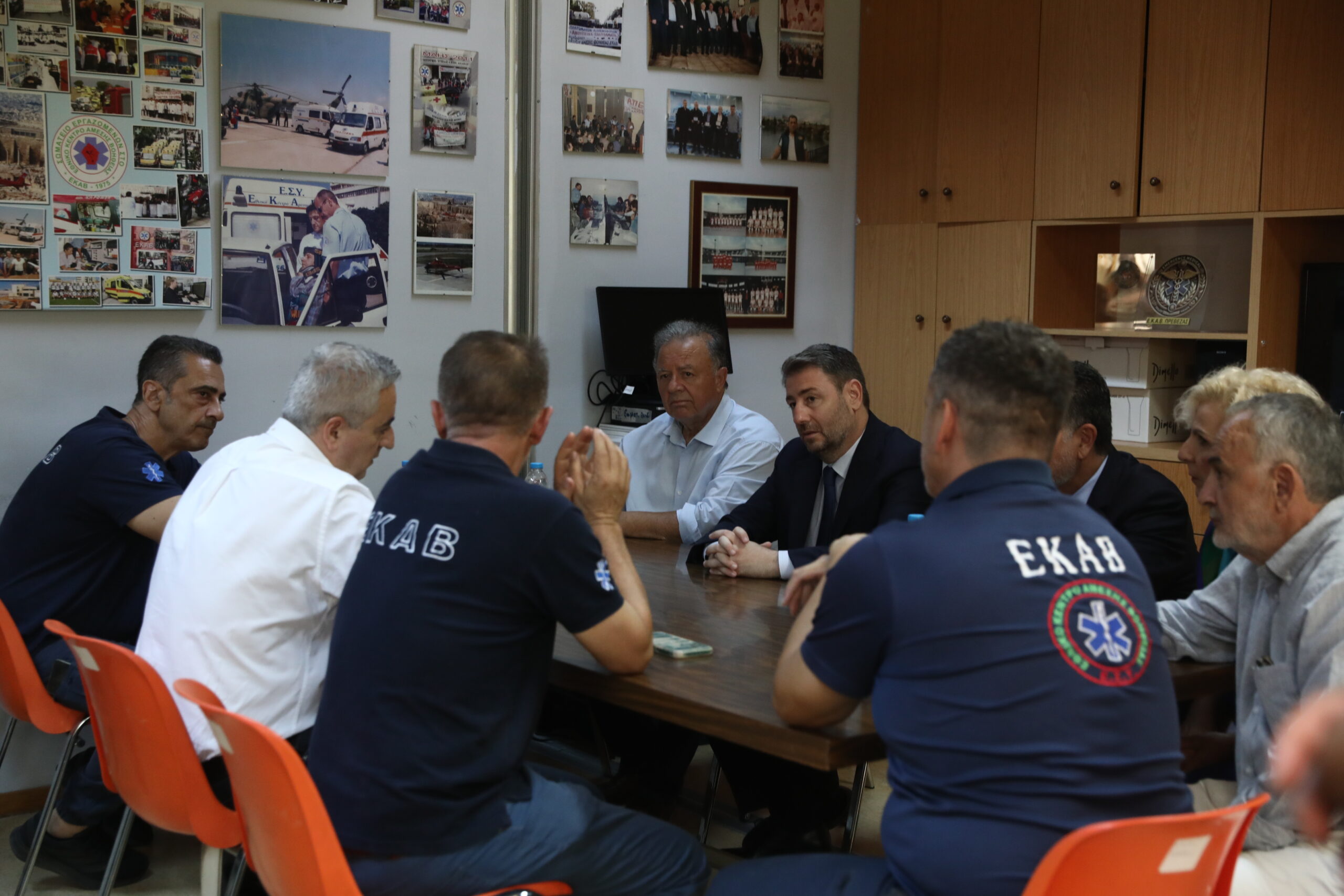 Ανδρουλάκης, επίσκεψη στα κεντρικά του ΕΚΑΒ