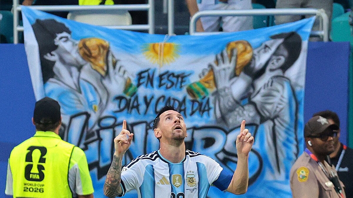 Ο Αργεντινός σούπερ σταρ, Lionel Messi έχει μόλις σκοράρει απέναντι στο Πράσινο Ακρωτήρι και πανηγυρίζει