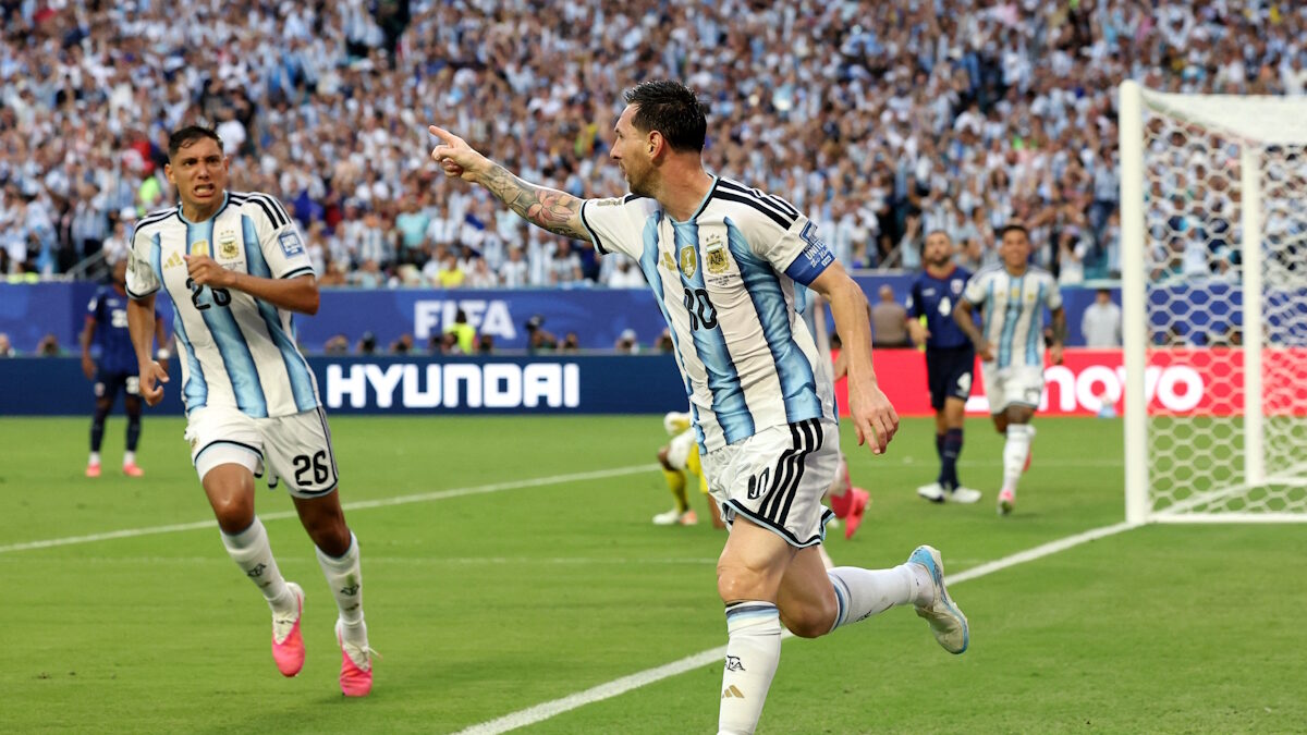 Ο Lionel Messi μόλις έχει ανοίξει το σκορ για την Αργεντινή απέναντι στο Πράσινο Ακρωτήρι και το πανηγυρίζει
