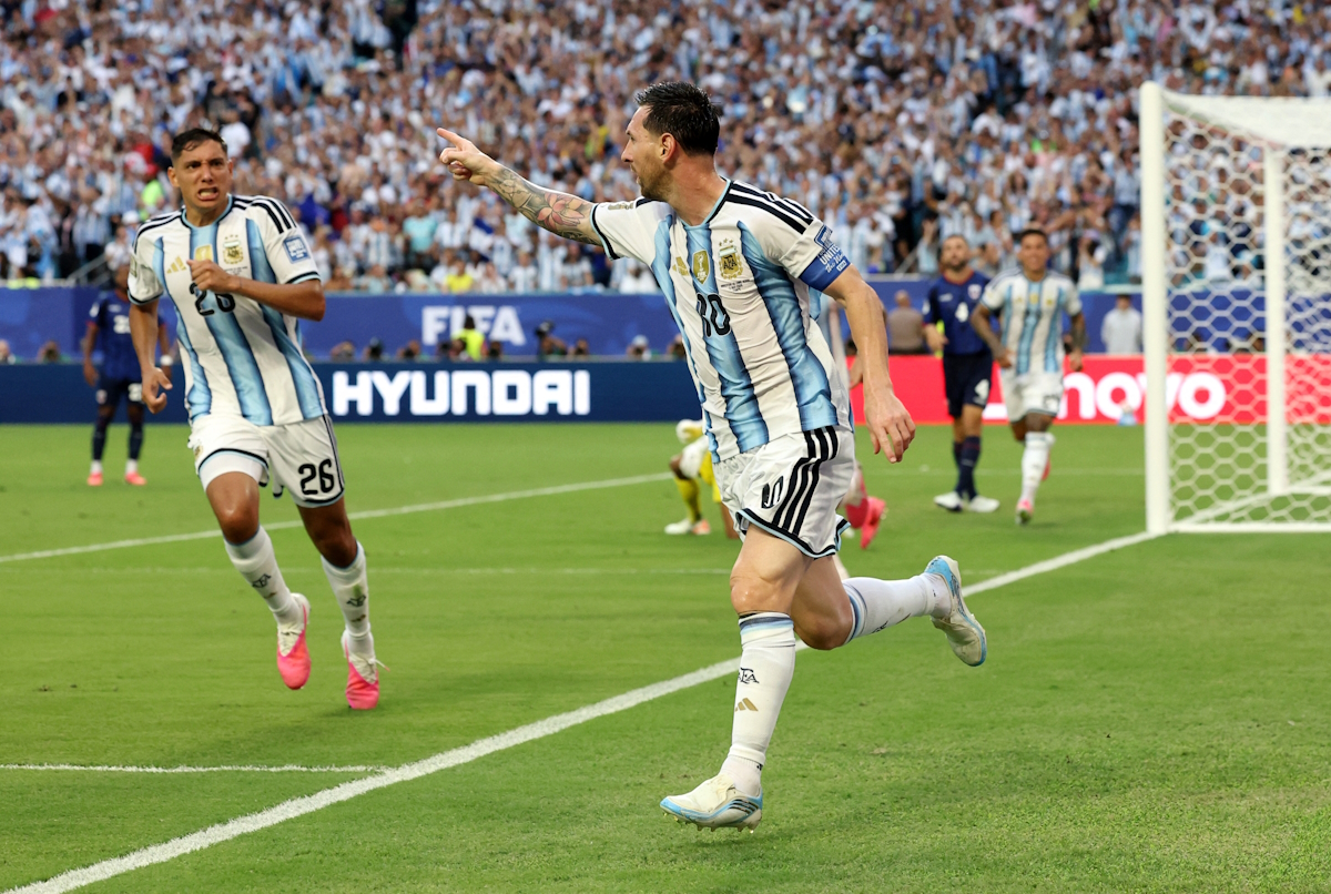 Ο Lionel Messi μόλις έχει ανοίξει το σκορ για την Αργεντινή απέναντι στο Πράσινο Ακρωτήρι και το πανηγυρίζει