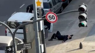 Αργεντινή: Παράνοια στους δρόμους τους Μπουένος Άιρες μετά την ανατροπή της ομάδας του Λιονέλ Μέσι, ξάπλωσαν στα πεζοδρόμια