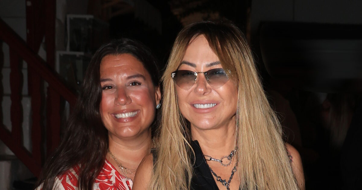 Μελίνα Ασλανίδου: Για διακοπές στη Μύκονο με φίλη της – Οι βόλτες και οι πόζες τους στα γραφικά Ματογιάννια