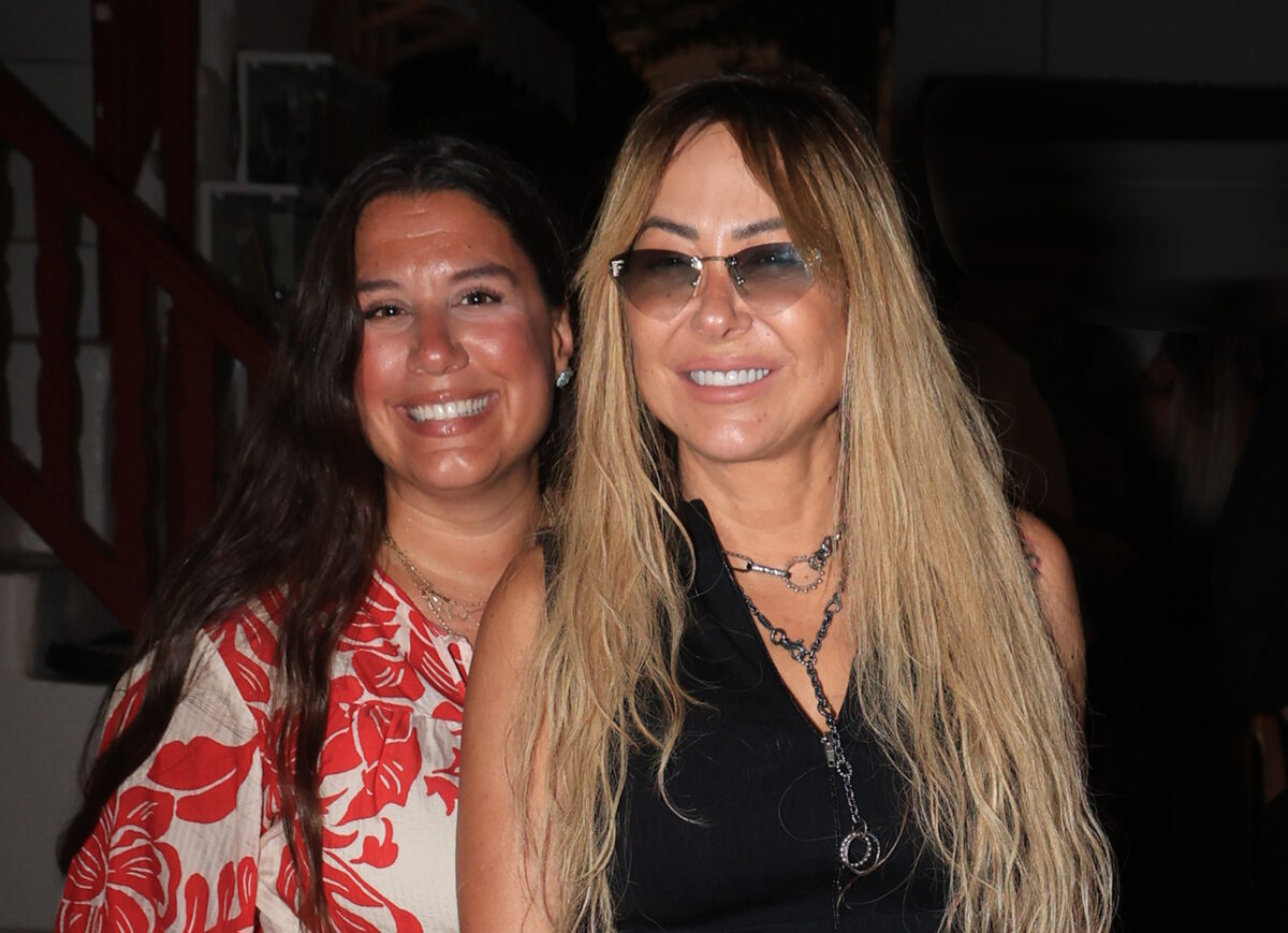 Μελίνα Ασλανίδου: Για διακοπές στη Μύκονο με φίλη της - Οι βόλτες και οι πόζες τους στα γραφικά Ματογιάννια