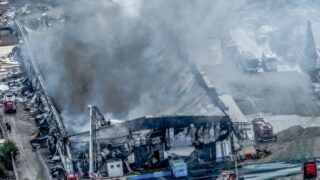 Φωτιά σε επιχείρηση ανταλλακτικών στον Ασπρόπυργο