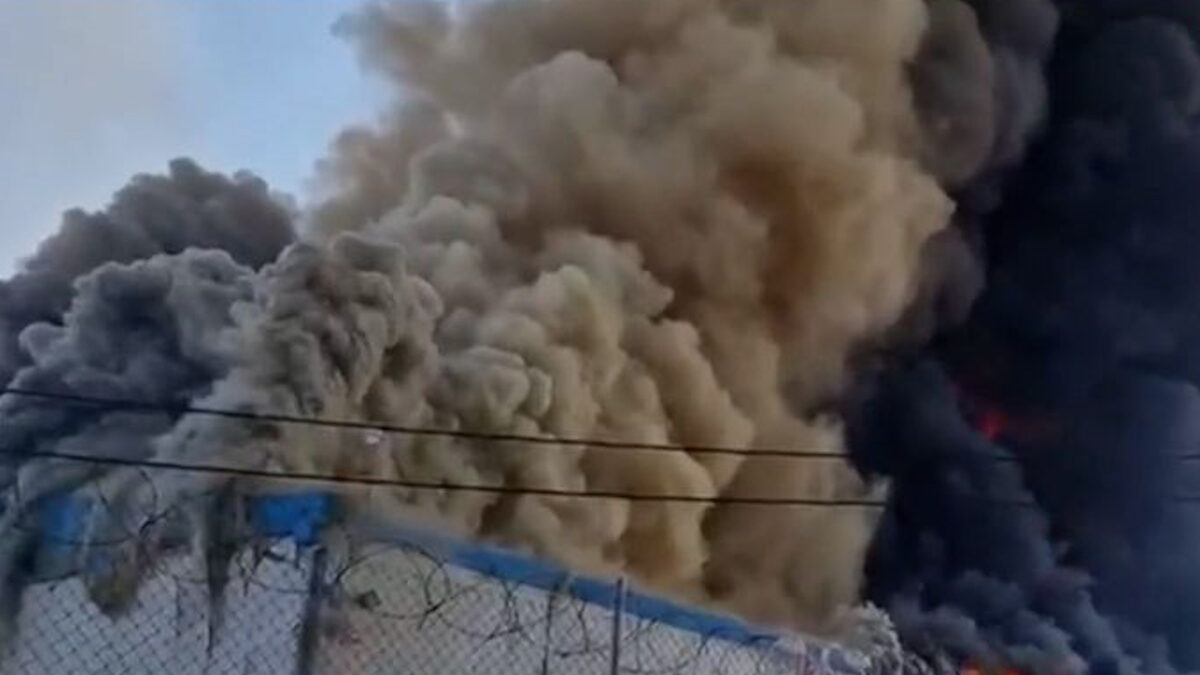 Πυκνοί καπνοί και φωτιά μετά τη διπλή έκρηξη στον Ασπρόπυργο