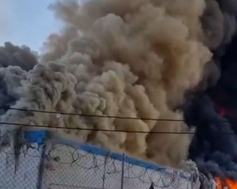 Πυκνοί καπνοί και φωτιά μετά τη διπλή έκρηξη στον Ασπρόπυργο
