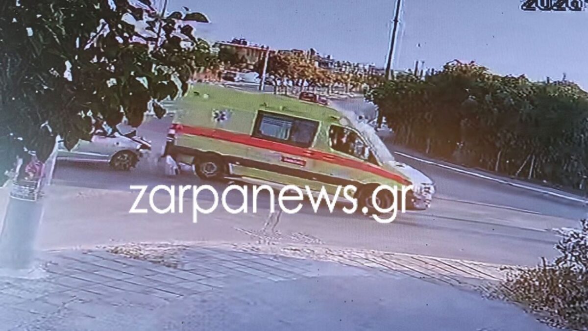 Η στιγμή που το ασθενοφόρο ντεραπάρει μετά τη σύγκρουση με το ΙΧ