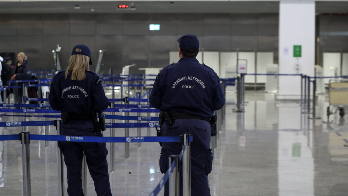 ΑΥΞΗΜΕΝΑ ΜΕΤΡΑ ΑΣΦΑΛΕΙΑΣ ΑΠΟ ΤΗΝ ΕΛΛΗΝΙΚΗ ΑΣΤΥΝΟΜΙΑ ΣΤΟ ΑΕΡΟΔΡΟΜΙΟ "ΕΛ. ΒΕΝΙΖΕΛΟΣ" ΛΟΓΩ ΤΗΝ ΑΝΑΧΩΡΙΣΗ ΦΙΛΑΘΛΩΝ ΤΟΥ ΠΑΝΑΘΗΝΑΙΚΟΥ ΚΑΙ ΤΟΥ ΟΛΥΜΠΙΑΚΟΥ ΚΑΙ ΤΩΝ ΟΜΑΔΩΝ ΜΠΑΣΚΕΤ ΚΑΙ ΠΟΔΟΣΦΑΙΡΟΥ. (ΘΑΝΑΣΗΣ ΔΗΜΟΠΟΥΛΟΣ / EUROKINISSI)