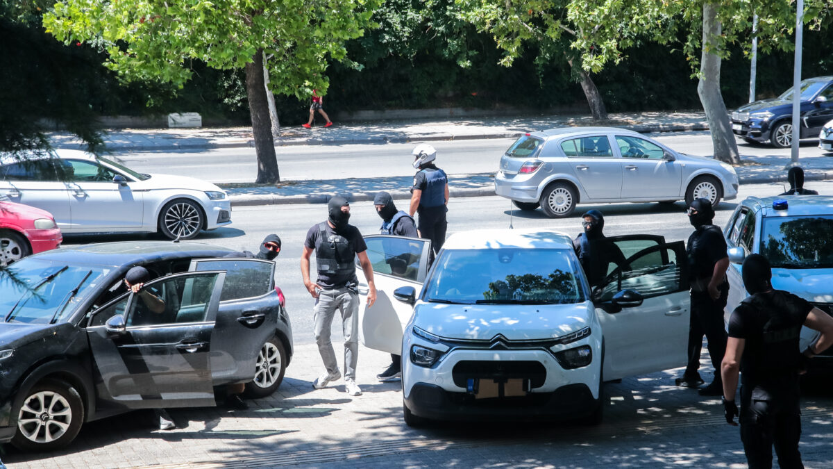 Στα δικαστήρια οι κατηγορούμενοι για τις εμπρηστικές επιθέσεις και τη δολοφονία της Βάγιας Νέστορα στη Θεσσαλονίκη. Σάββατο 11 Ιουλίου 2026
