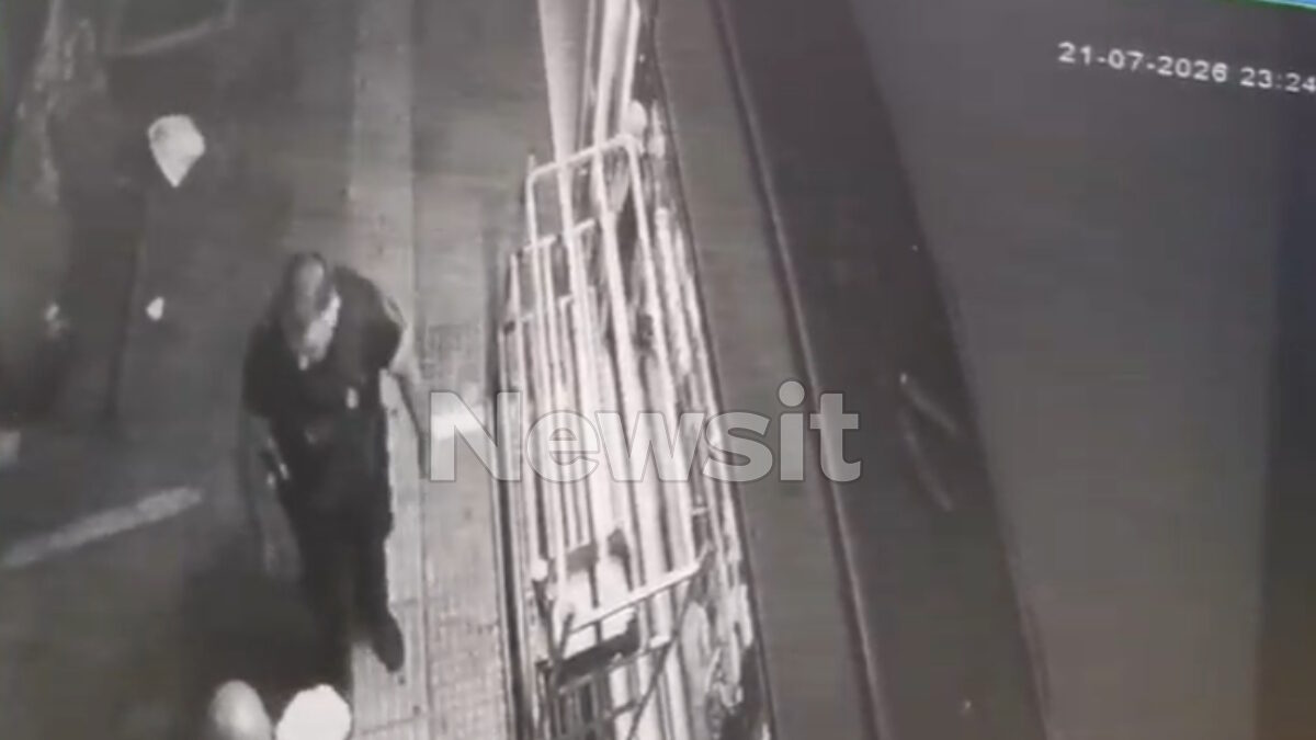 Η στιγμή που αστυνομικός απομακρύνει πεζούς από το σημείο