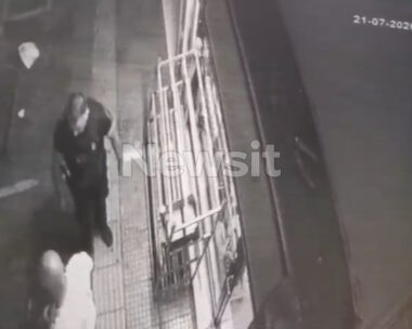 Η στιγμή που αστυνομικός απομακρύνει πεζούς από το σημείο