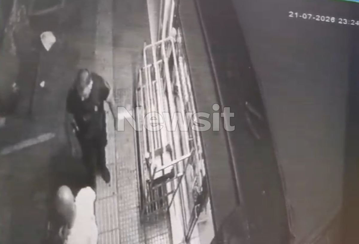 Η στιγμή που αστυνομικός απομακρύνει πεζούς από το σημείο
