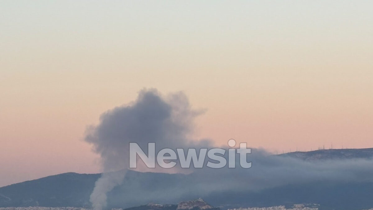 Πάρκο Γουδή: Περιορίστηκε η μεγάλη φωτιά στο παλιό κτίριο του θεάτρου Badminton – Εικόνες από το drone του newsit.gr