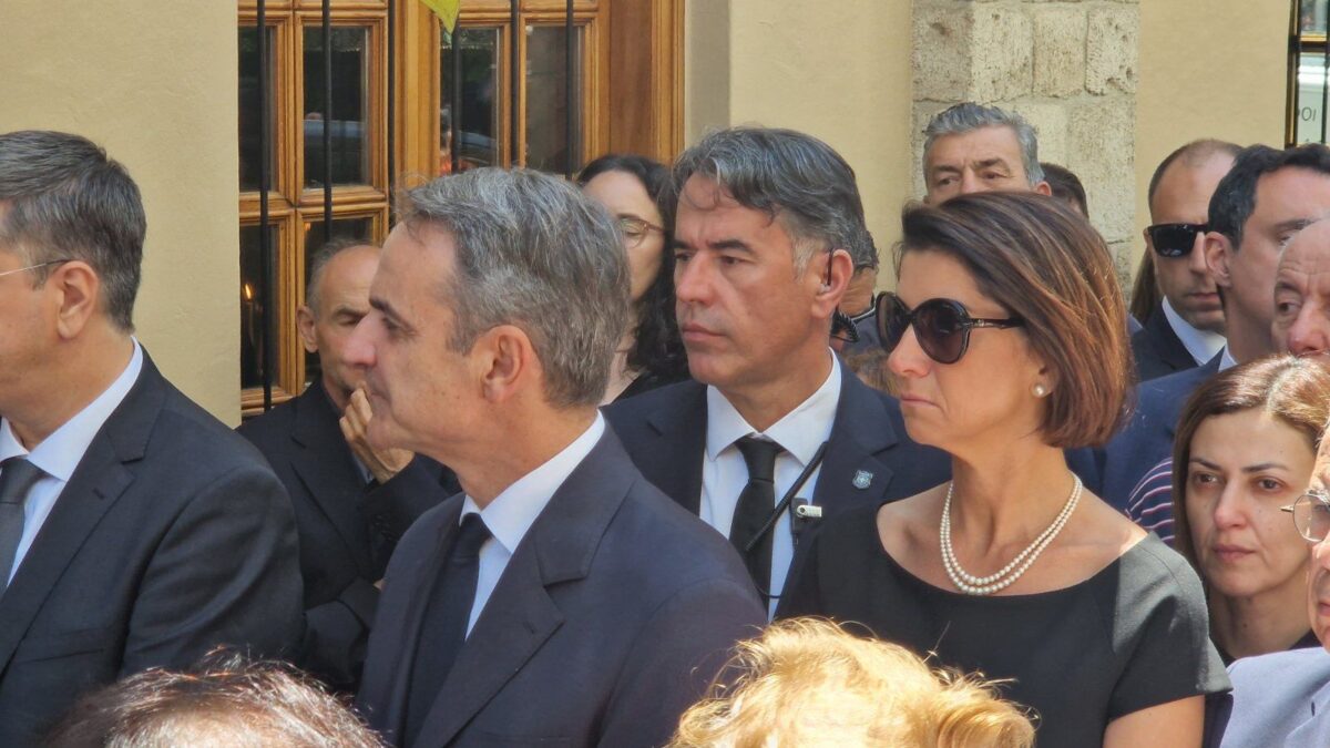 Η Αλεξία Μπακογιάννη στην κηδεία της Βάγιας Νέστορα – Ο πόνος είναι ίδιος