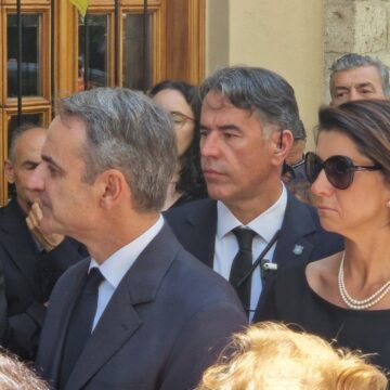 Η Αλεξία Μπακογιάννη στην κηδεία της Βάγιας Νέστορα – Ο πόνος είναι ίδιος