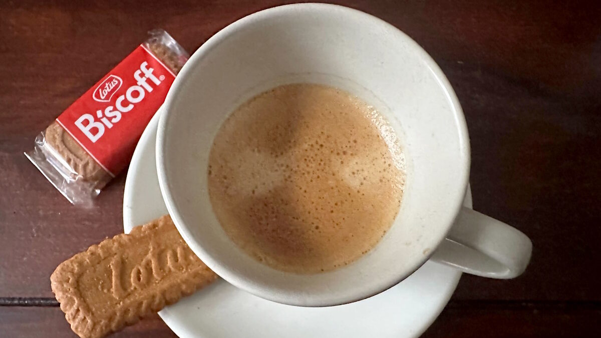 A caramel cookie from Lotus Biscoff is served with a coffee. Trend product caramel cookie. What used to make you think of dark winter afternoons seems to have become a year-round flavor.