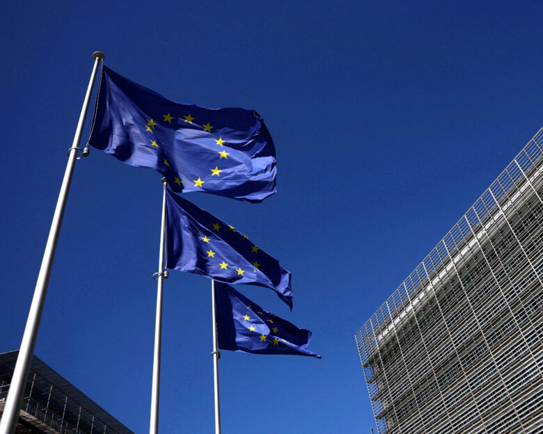 Σημαίες της ΕΕ έξω από την έδρα της Κομισιόν στις Βρυξέλλες