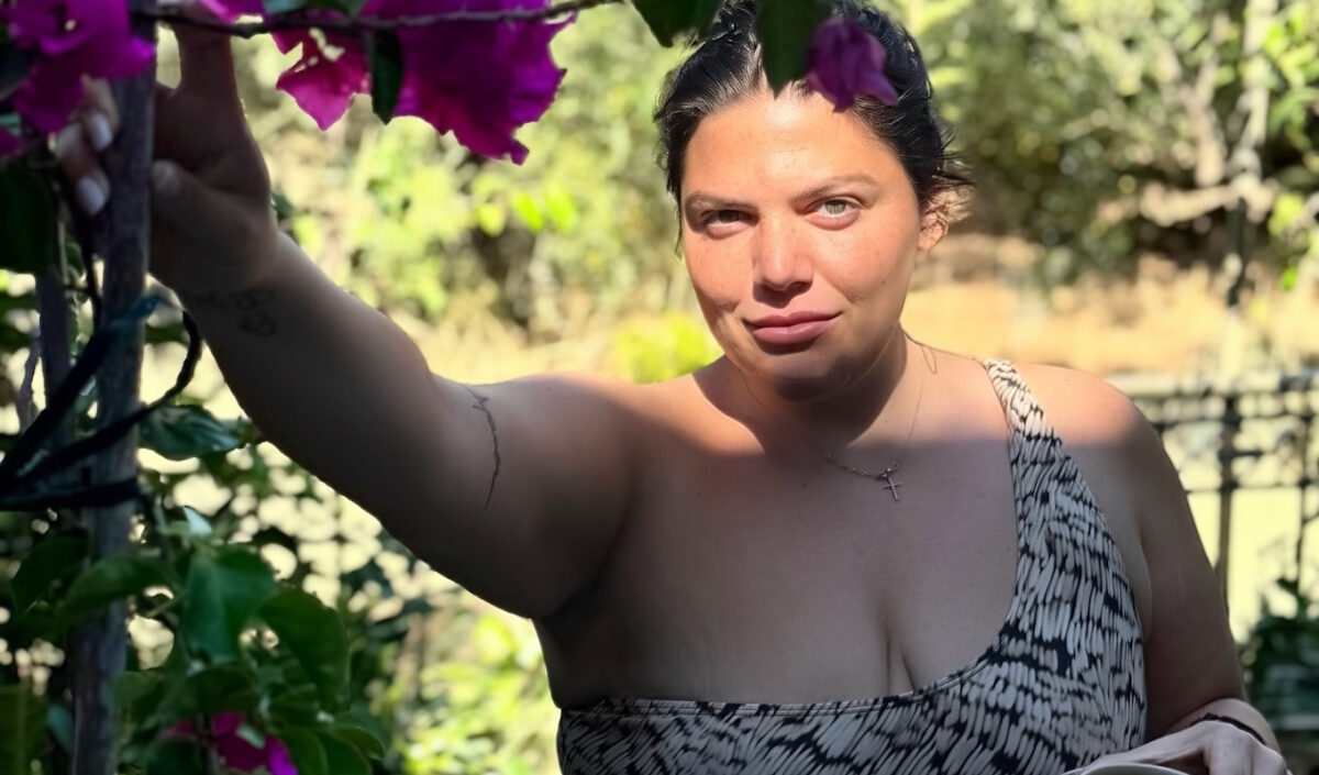 Η Δανάη Μπάρκα ποζάρει με μαγιό και φιλοσοφεί: «Ο κόσμος δεν χρωστάει καλό λόγο»